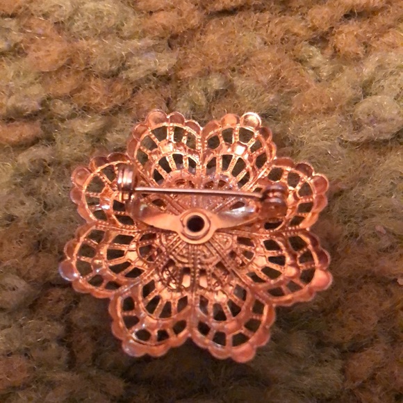 Vintage cameo pin - Picture 2 of 2